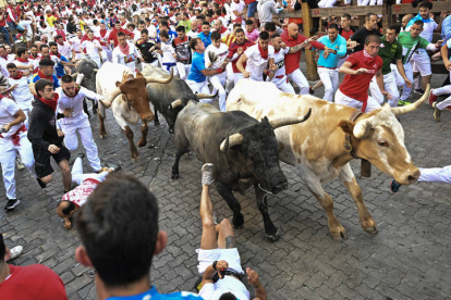 Segundo encierro de los sanfermines 2023. ELOY ALONSO / J. P. URDIOZ / VILLAR LÓPEZ / JESÚS DIGES