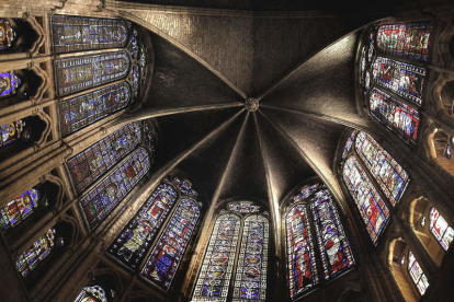 Detalle de las extraordinarias vidrieras de la Catedral de León, que comenzaron a restaurase en el año 2005. BRUNO MORENO