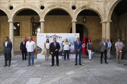 Presentación oficial de la Mesa del Turismo de León en la Diputación. FERNANDO OTERO