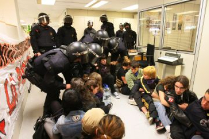 La policía intenta desalojar a los estudiantes anti-bolonia, en el mes de marzo.