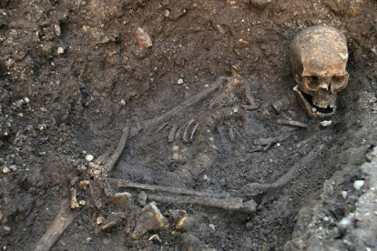 Imagen del esqueleto según se halló en el aparcamiento de Leicester.