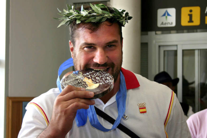 Manolo Martínez muerde la medalla de chocolate de Atenas que ahora cambia por el bronce.