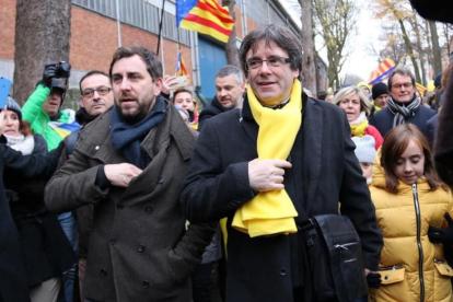 Carles Puigdemont y Toni Comín, en la manifestación convocada por la ANC y Òmnium en Bruselas.