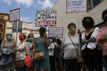 Concentración de los trabajadores de El Alba frente a la Gerencia de Servicios Sociales. FERNANDO OTERO