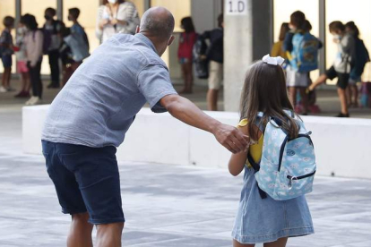 Un padre se despide de su hija en el colegio. JUAN HERRERO