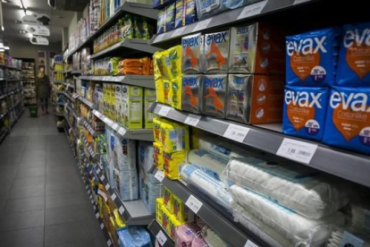 Estantes con productos de higiene íntima femenina en un supermercado.