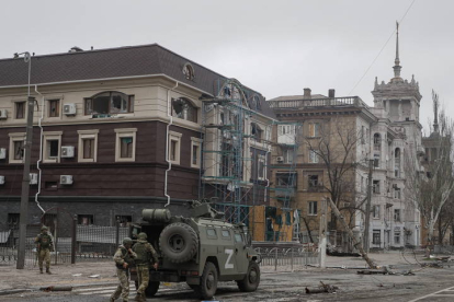 Tanques rusos en Mariupol. SERGEI ILNITSKY