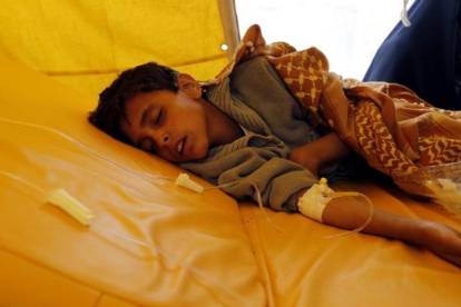 Un niño yemení de quien se teme que haya resultado infectado por el cólera recibe tratamiento en Saná.