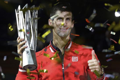 Novak Djokovic, con el trofeo que lo acredita como campeón del Master 1.000 de Shanghái.