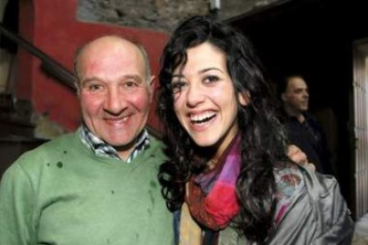 La cantante Lucía Pérez posa junto a su padre en el municipio lucense de O Incio.