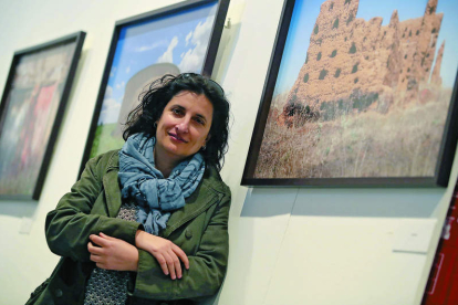 Irma Basarte, en una foto de archivo con la exposición ‘Palomares de León’. RAMIRO