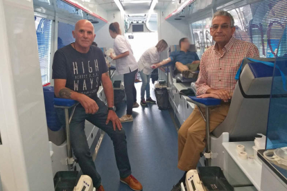 José Vicente del Toro y José Luis Gómez, ayer en la unidad móvil de la Hermandad de Donantes de Sangre. C. T.