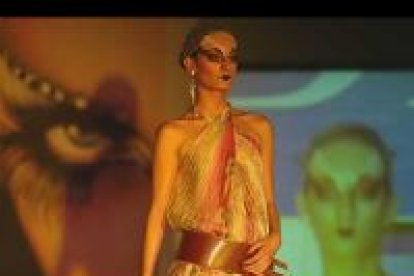 La prestigiosa firma francesa Chistian Dior dejó ver por León sus sugerentes creaciones para esta temporada en un glamouroso desfile que reunió a un selecto público leonés.