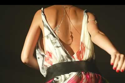 Sensual imagen de la espalda de una de las modelos del desfile en la que se refleja el emblema de la marca francesa.