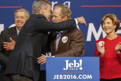 Jeb y George Bush, en un acto de la campaña del primero cuando era candidato.