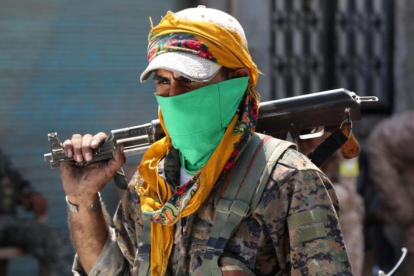 Un combatiente de las Fuerzas Democráticas de Siria el pasado mes de agosto en la localidad de Manbij.