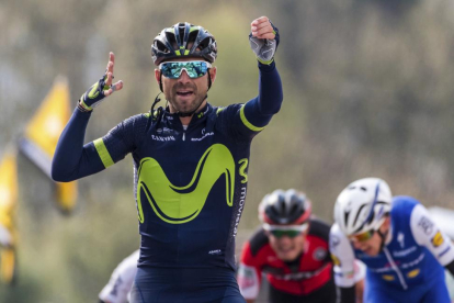 Alejandro Valverde celebra la quinta victoria en el muro de Huy lanzando una flecha imaginaria.