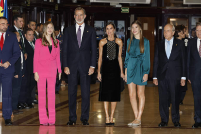 Adrián Barbón, la princesa Leonor, el rey, la reina, la infanta Sofía, junto a otros invitados. BALLESTEROS