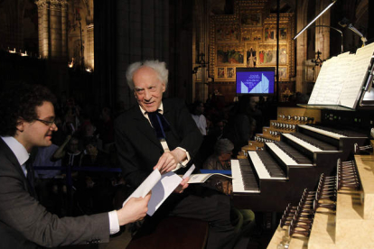 El maestro francés Jean Guillou, uno de los artífices del nuevo órgano, fue también el encargado de estrenarlo en el concierto inaugural.