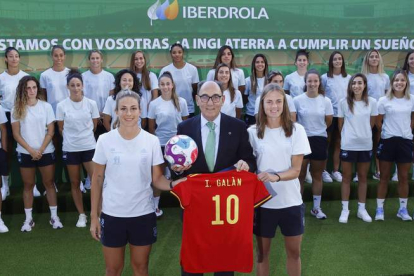 El presidente de Iberdrola, Ignacio Galán, recibe a la selección española femenina de fútbol. DL