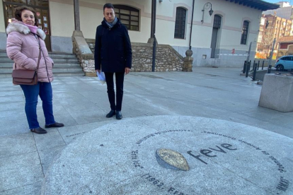 Los concejales del PP Aurora Baza y Eduardo Tocino, est viernes en la estación de Feve. RAMIRO