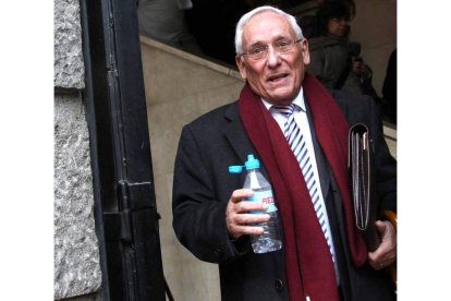 El expresidente de Caja Segovia, Atilano Soto, tras pasar el trago de la declaración ayer en el Palacio de Justicia en la ciudad segoviana .