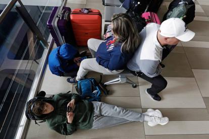 Viajeros esperando su vuelo en la Terminal B del Aeropuerto La Guardia de Nueva York. PETER FOLEY