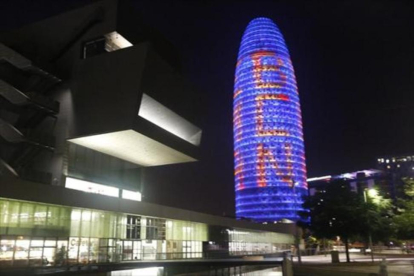 La Torre Glòries, iluminada en favor de la Agencia Europea del Medicamento, el pasado 18 de julio.