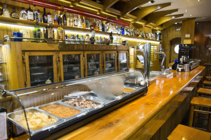 El Restaurante Bitácora se encuentra en la calle García I número 8 de la capital leonesa. El teléfono de reservas es el 987 212 758. Consulta su web www.bitacorarestaurante.com