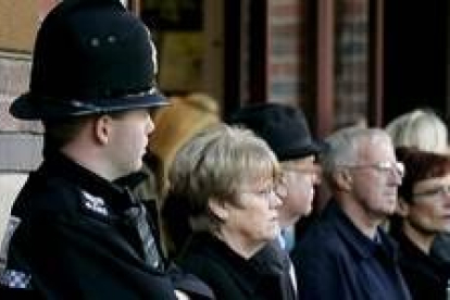 Un policía británico se suma al minuto de silencio en Liverpool por el asesinato de Bigley