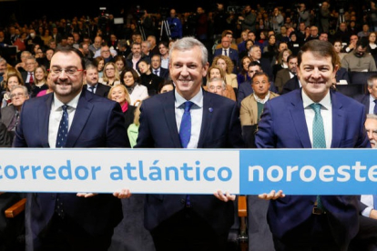 Los tres presidentes autonómicos, esta mañana en Santiago. EFE