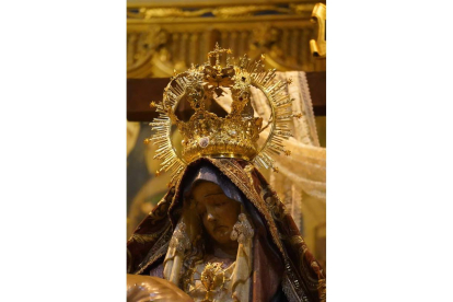 Detalle de la virgen ya coronada. J. NOTARIO