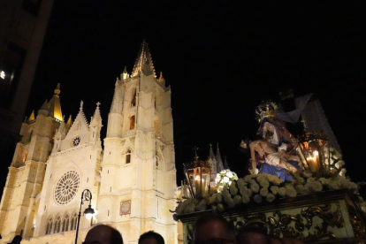 La virgen, a su salida ante la Catedral. J. NOTARIO