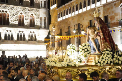 Imagen del paso de la talla ya coronada por la Plaza de Botines. J. NOTARIO