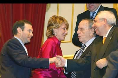 El lehendakari vasco, Juan José Ibarretxe, saluda al presidente de Asturias, Vicente Alvarez Areces, en presencia de Esperanza Aguirre, y el presidente de la Xunta de Galicia, Manuel Fraga.