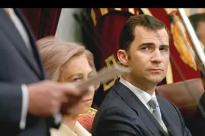 La Reina Sofía y el Príncipe Felipe escuchan el discurso del presidente del Congreso, Manuel Marín.