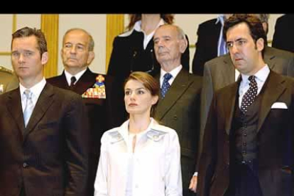 El Duque de Palma, Iñaki Urdangarín, la prometida del Príncipe Felipe, Letizia Ortíz, y el Duque de Lugo, Jaime de Marichalar; en segunda fila, el jefe del Estado Mayor de la Defensa y el fiscal general del Estado.