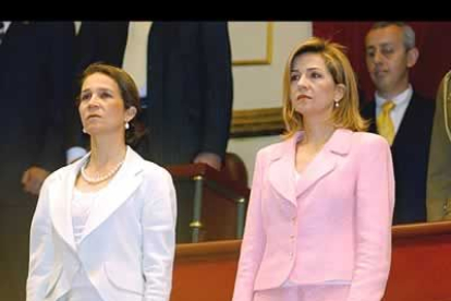 Las infantas Elena y Cristina, durante el minuto de silencio por las víctimas del 11-M, que se guardó antes del discurso del monarca.
