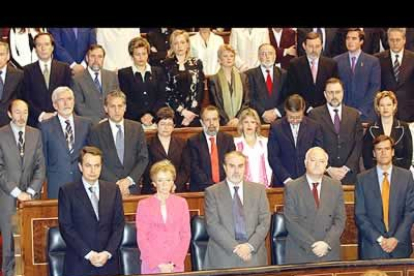 El presidente del Gobierno, José Luis Rodríguez Zapatero, y el resto de los ministros del Ejecutivo, junto a los diputados del grupo parlamentario socialista, se ponen de pie para escuchar a Don Juan Carlos.