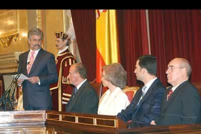 El presidente del Congreso de los Diputados, Manuel Marín , pronuncia su discurso en presencia de los Reyes, en el que ensalza los valores de futuro por los que se ha de regir la Constitución Española.