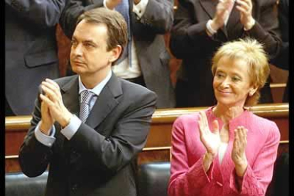 El presidente del Gobierno, José Luis Rodríguez Zapatero y la vicepresidenta primera del Gobierno, María Teresa Fernández de la Vega, aplauden tras el discurso del Rey.