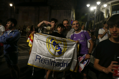 Aficionados del Real Madrid con la bandera. FERNADO OTERO