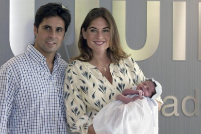 Francisco Rivera y Lourdes Montes posan con su hija Carmen, a las puertas del hospital donde nació en Sevilla, el pasado agosto.