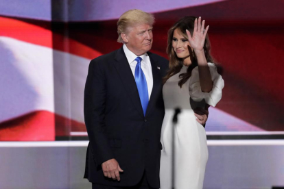 Donald y Melania Trump, tras el discurso de la esposa del magnate, el lunes en la convención republicana de Cleveland.