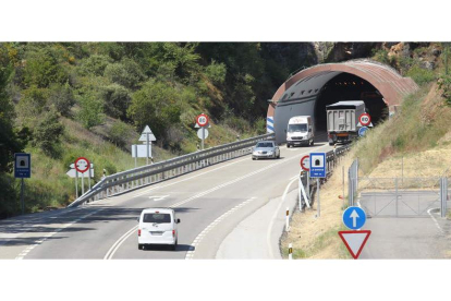La actual Nacional 120 entre Ponferrada y Orense, en la imagen en los túneles de La Barosa, soporta tráfico muy abundante. L. DE LA MATA