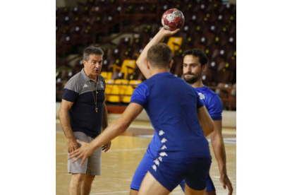 El Ademar, durante un entrenamiento. JESÚS F. SALVADORES