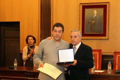 José Antonio Fernández recogió el premio de su mujer.