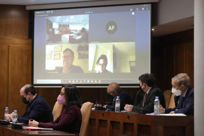 Los miembros de la oposición, ayer, en el Pleno del Ayuntamiento de Ponferrada. ANA F. BARREDO