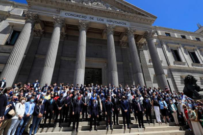 Casado, Almeida y decenas de alcaldes protestan ante las puertas del Congreso. FERNANDO ALVARADO