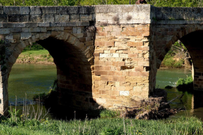 El Puente Canto sobre el río Cea en la localidad de Sahagún. DL